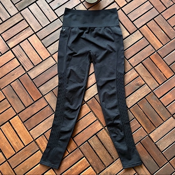 ✨LIKE NEW✨Fabletics Black Leggings - Womens XS/S - Picture 2 of 3